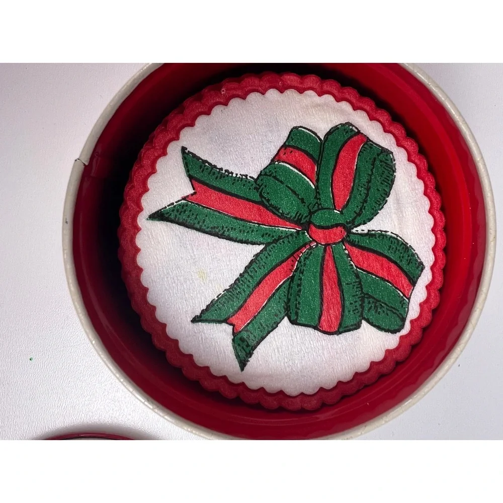 Potpourri Press Round Tin Red Green Bow‎ 1987 Paper Coasters Made in Hong Kong